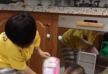 皮在癢!調皮哥「倒整罐奶粉」給妹妹「洗牛奶浴」 網笑翻:媽媽在你背後很火