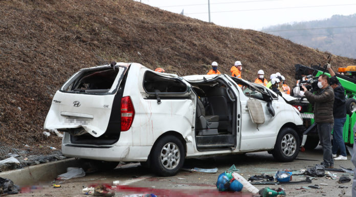 韓國高速公路麵包車翻覆 造成7死5傷慘劇
