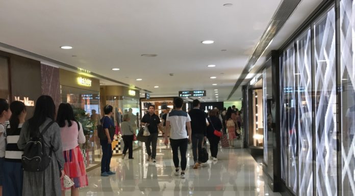 新冠確診者上周日到海港城昨納強檢 有員工斥安排太遲