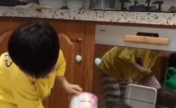 皮在癢!調皮哥「倒整罐奶粉」給妹妹「洗牛奶浴」 網笑翻:媽媽在你背後很火